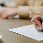 一只手拿着笔写字